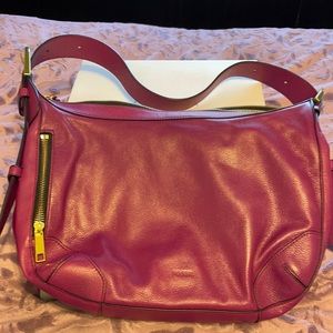 Fossil shoulder bag in fuchsia.